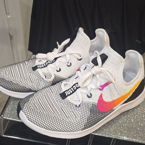 Nike Free TR 8 Athletic Shoes- Black/Laser Fuschia - Picture 8 of 11